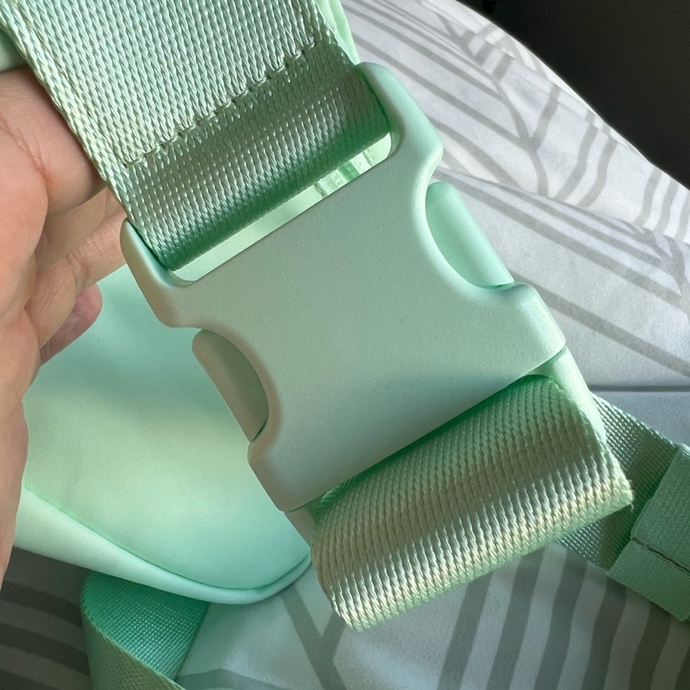 EUC Lululemon belt bag - Picture 6 of 6